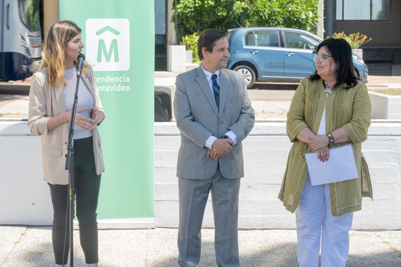 Colocación Medallón Gabriela Mistral