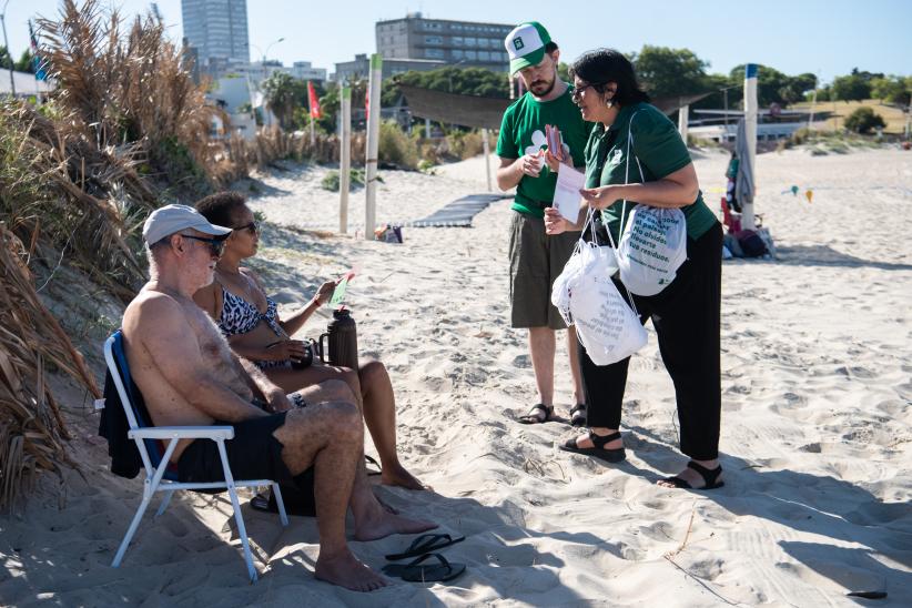 Intervención de limpieza en la playa Ramírez, 10 de enero de 2023
