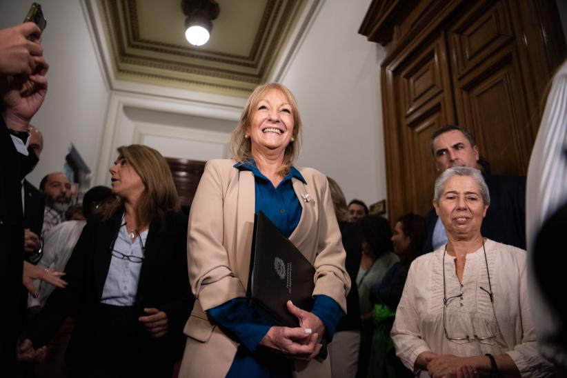 Presentación de escrito de la Intendenta Carolina Cosse al Senado de la República