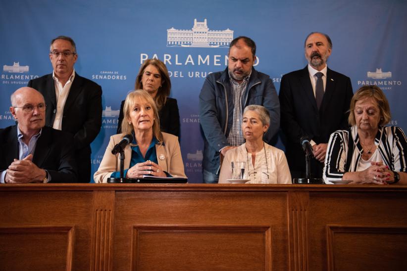 Presentación de escrito de la Intendenta Carolina Cosse al Senado de la República