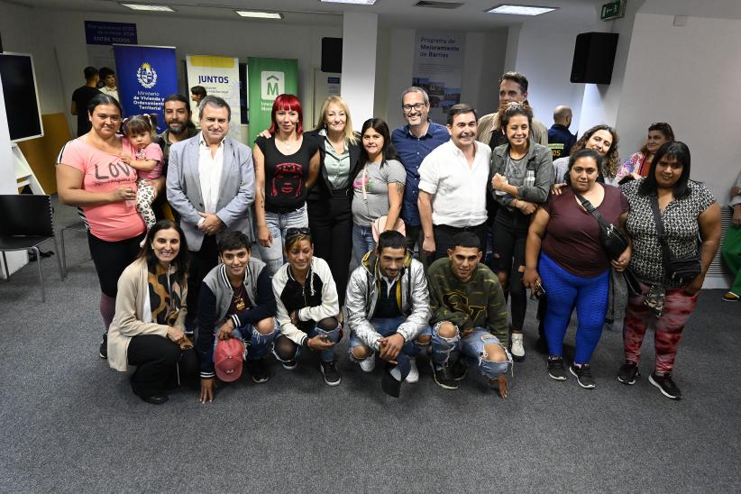 Firma de convenio entre la intendencia de Montevideo y el MVOT para el realojo de familias del barrio 1° de Mayo