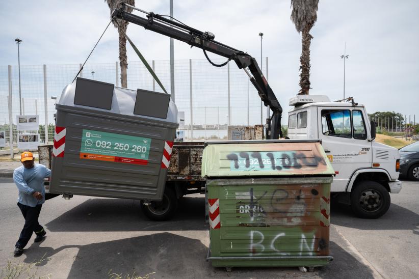 Colocación de nuevos contenedores en Parque Débora Céspedes