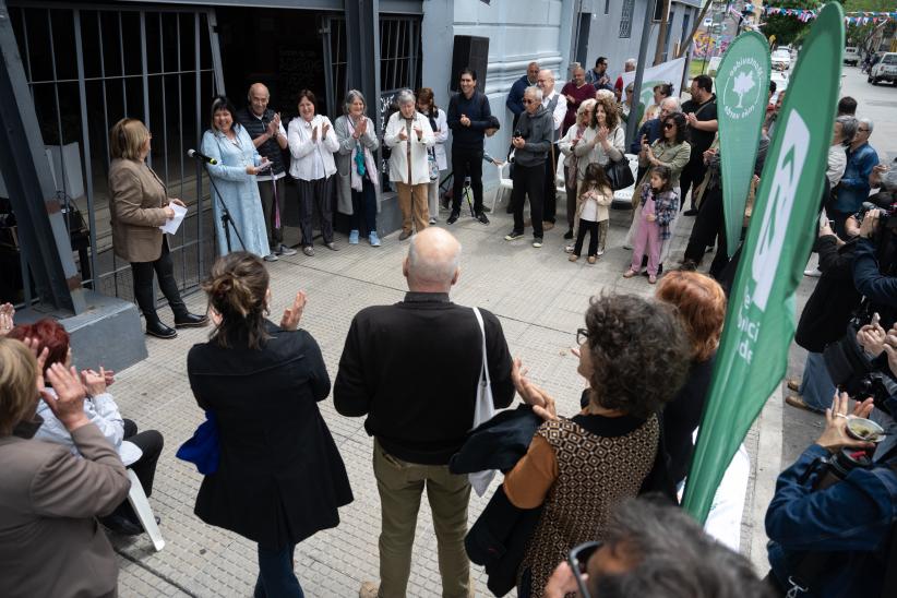 Colocación de placas en homenaje a Mercedes Lingeri y a Rubén Yáñez