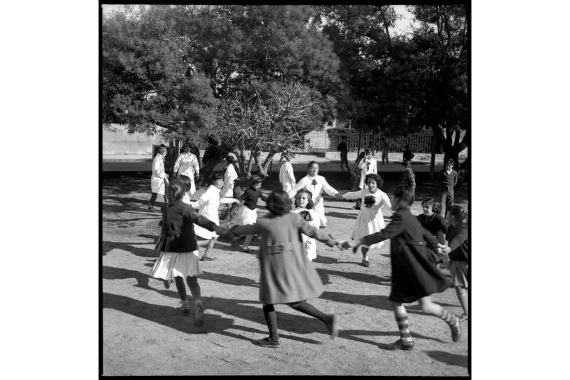 Niñas de la Escuela de Práctica No1 jugando y cantando la ronda infantil «Arroz con leche». Maldonado. 22 de mayo de 1959.