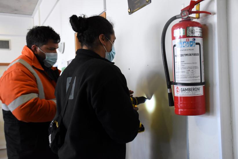 Fundación "Escuelas Vinculadas" dona desfibrilador a la Policlínica Casavalle