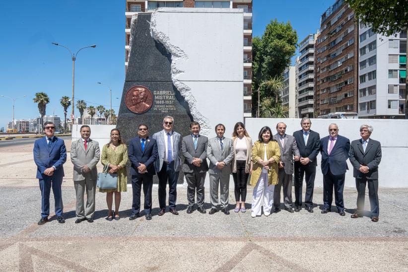 Colocación Medallón Gabriela Mistral
