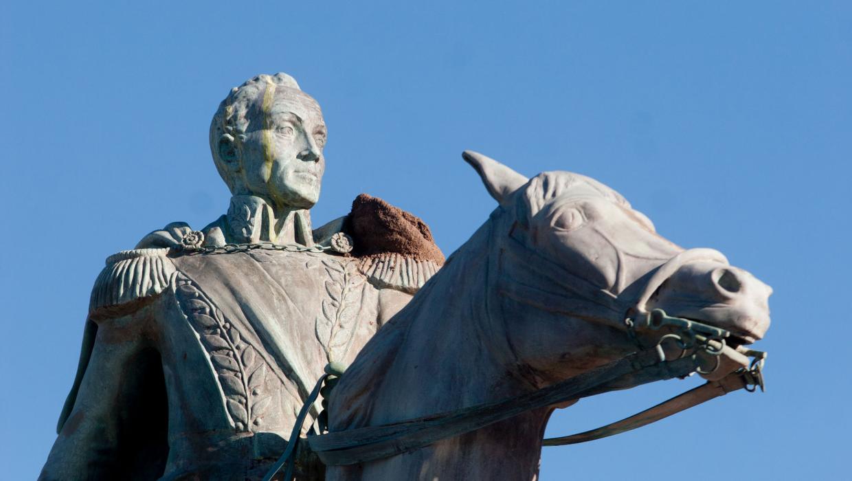 Monumento de Simón Bolivar a caballo