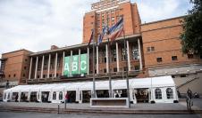 Feria de emprendimientos "Un regalo para mamá" en la explanada de la Intendencia