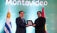 Declaración de Visitante Ilustre de Montevideo a Vương Đình Huệ, presidente de la Asamblea Nacional de Vietnam ,27 de abril de 2023