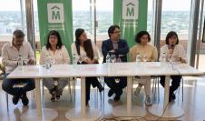 Conferencia de prensa por nuevo beneficio de estacionamiento el Día del centro