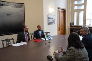 20250822dicimouyjmr8216.jpg El intendente Mario Bergara se reúne con el embajador de Emirat
