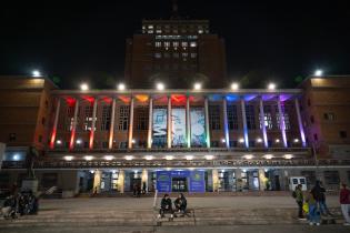 Iluminación de la fachada del Palacio Municipal por el Mes de l
