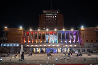 Iluminación de la fachada del Palacio Municipal por el Mes de l