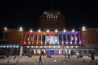 Iluminación de la fachada del Palacio Municipal por el Mes de l