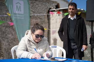 Firma de inicio de obra en barrio 1º de Mayo en el marco del pr