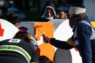 Intervención en cartel Montevideo en el marco del Mes de la Div