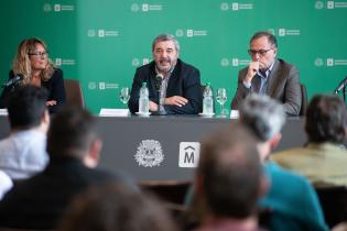 Intendente Mario Bergara, junto a la Gerenta de Innovación, Andrea Apolaro y el presidente de Uruguay Innova Bruno Gili, durante el lanzamiento de la Gerencia de Innovación 