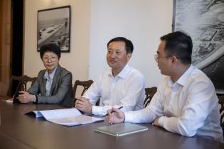 El intendente ( i ), Justo Onandi, participa en la firma de un m