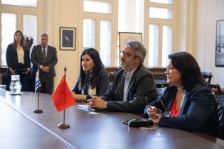 El intendente ( i ), Justo Onandi, participa en la firma de un m