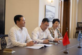 El intendente ( i ), Justo Onandi, participa en la firma de un m