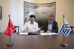 El intendente ( i ), Justo Onandi, participa en la firma de un m