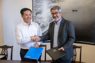 El intendente ( i ), Justo Onandi, participa en la firma de un m