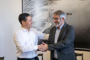 El intendente ( i ), Justo Onandi, participa en la firma de un m