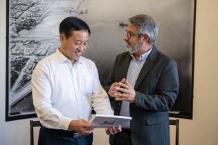 El intendente ( i ), Justo Onandi, participa en la firma de un m