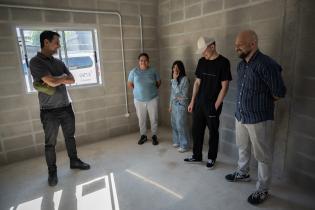 Entrega de viviendas a dos familias en Juventud 14, en el marco 
