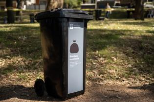 Entrega de contenedores en casco del Cerro, por inicio de progra