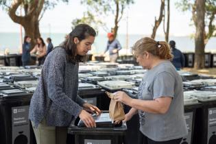 Entrega de contenedores en casco del Cerro, por inicio de progra