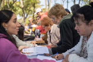 Entrega de contenedores en casco del Cerro, por inicio de progra
