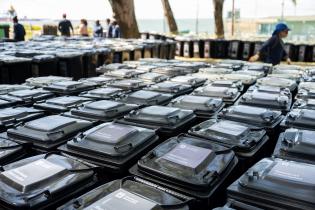 Entrega de contenedores en casco del Cerro, por inicio de progra