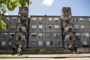 Entrega de contenedores en casco del Cerro, por inicio de progra