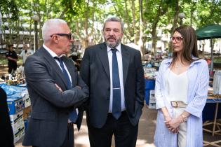 MB recorrida por plaza Matriz con Ministro del Interior Carlos N