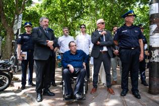 MB recorrida por plaza Matriz con Ministro del Interior Carlos N