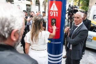 MB recorrida por plaza Matriz con Ministro del Interior Carlos N