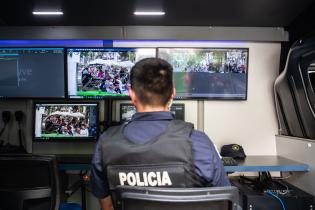 MB recorrida por plaza Matriz con Ministro del Interior Carlos N