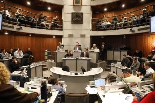 Aprobación de recursos para prioridades ciudadanas en la Junta Departamental de Montevideo.