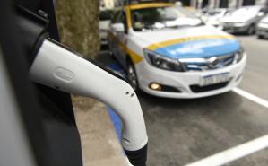 Imagen de taxi eléctrico en una estación de recarga