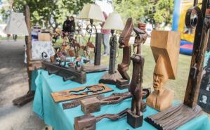 Feria de pequeños emprendedores en plaza Lafone