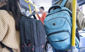 Uso de mochilas en el transporte público de Montevideo