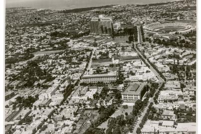 Vista aérea de Montevideo. Al centro, de izquierda a derecha, la parroquia Nuestra Señora de los Dolores (Tierra Santa), el edificio Sacre Cour y el Instituto Crandon. Al fondo, el Hospital de Clínicas Dr. Manuel Quintela y el estadio Centenario