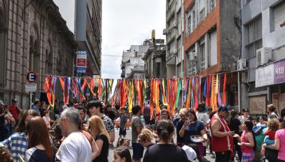 Muchas personas disfrutando de la peatonal en un día soleado