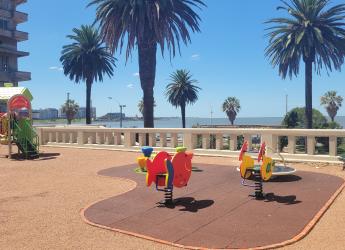 Juegos infantiles en la plaza Tomas Gomensoro