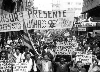 Manifestación de obreros textiles. Calle Sarandí. Año 1965