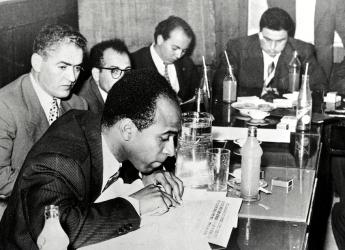 Frantz Fanon durante una conferencia de prensa en Túnez