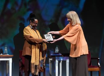 Declaración de ciudadana ilustre a Beatriz Santos en el teatro Solís 
