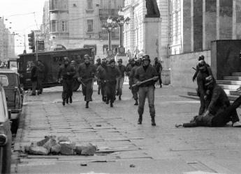 Represión policial en manifestación antidictatorial. A la derecha: Universidad de la República y Biblioteca Nacional. Avenida 18 de Julio, esquina Tristán Narvaja. 3 de junio de 1984