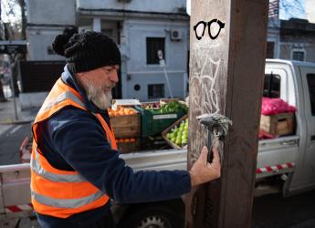 Limpieza de vandalización a monumento a Julio Castro